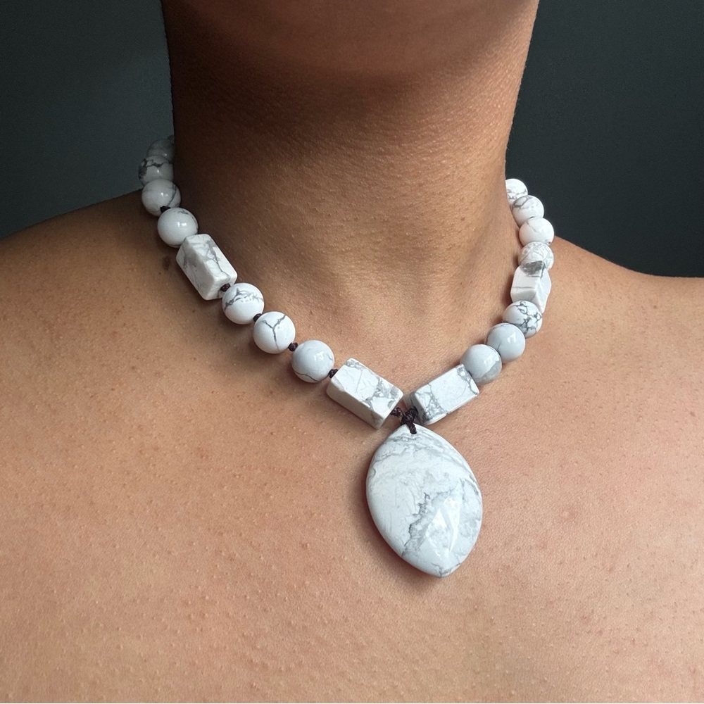 💥SOLD💥Elegant White Howlite Marble Necklace - Picture 3 of 7